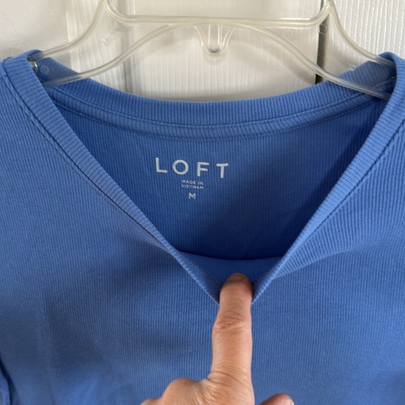 *LIKE NEW* LOFT Women's Periwinkle Ribbed Crew Neck Longer Sleeved Tee - Size M - Picture 5 of 8
